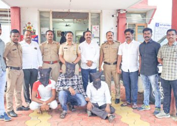प्रवाशांचे पैसे चोरणारी टोळी बार्शीत अडकली जाळ्यात 7 प्रवाशांचे पैसे चोरणारी टोळी बार्शीत अडकली जाळ्यात