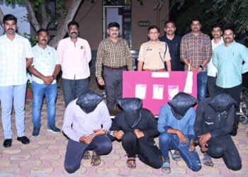 जबरी चोरीच्या गुन्ह्यातील ४ आरोपींना अटक, १ लाखांचा मुद्देमाल जप्त 3 जबरी चोरीच्या गुन्ह्यातील ४ आरोपींना अटक, १ लाखांचा मुद्देमाल जप्त