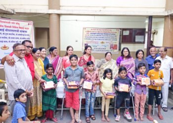 तीनशे दीव्यांग विद्यार्थ्याना दिवाळीचा फराळ वाटप