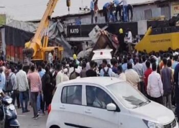 नवले पुलाजवळ ट्रकची क्रेनला धडक