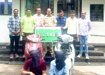 चोरट्यांकडून २ दुचाकी, 6 मोबाईल जप्त