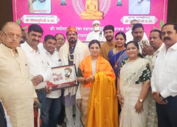 माधुरी मिसाळ, संदीप भंडारी यांचा जैन समाजातर्फे सन्मान 3 माधुरी मिसाळ, संदीप भंडारी यांचा जैन समाजातर्फे सन्मान