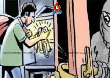 घर फोडून अडीच लाख रुपयांच्या दागिन्यांची चोरी 5 घर फोडून अडीच लाख रुपयांच्या दागिन्यांची चोरी