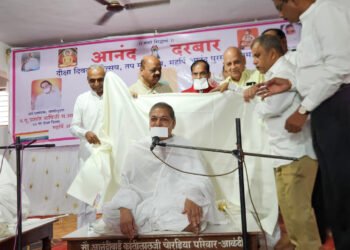 प. पू. प्रशांतऋषीजी म. सा. यांच्या दीक्षा दिनानिमित्त आळंदी संघाच्या वतीने आदर की चादर प्रदान 1 प. पू. प्रशांतऋषीजी म. सा. यांच्या दीक्षा दिनानिमित्त आळंदी संघाच्या वतीने आदर की चादर प्रदान