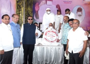 पूज्य प्रवर्तक गुरुदेव श्री प्रकाशमुनिजी म. सा. "प्रज्ञा महर्षी" पदाने सन्मानित 2 पूज्य प्रवर्तक गुरुदेव श्री प्रकाशमुनिजी म. सा. “प्रज्ञा महर्षी” पदाने सन्मानित