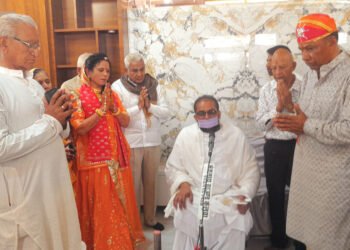 जिस घर में आदर-तमीज के खंभे और संस्कारों की छत हो, वहां समृद्धि निवास करती है 3 जिस घर में आदर-तमीज के खंभे और संस्कारों की छत हो, वहां समृद्धि निवास करती है