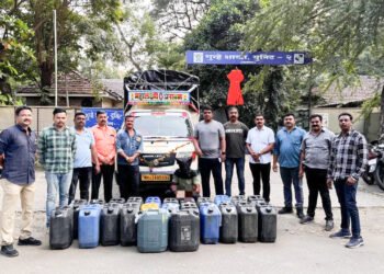 हातभट्टी दारु वाहतुक करणारा टेम्पो पकडला 1 हातभट्टी दारु वाहतुक करणारा टेम्पो पकडला