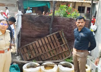 सोलापूर पोलिसांनी अवैध दारूच्या हातभट्टया केल्या उध्दवस्त 9 सोलापूर पोलिसांनी अवैध दारूच्या हातभट्टया केल्या उध्दवस्त