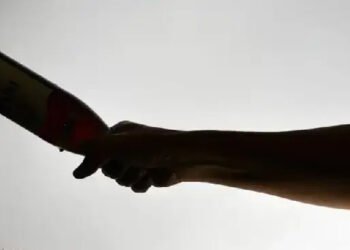 मित्राच्या हातावर फोडली दारुची बाटली