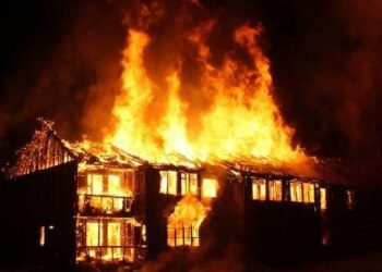 पत्नी माहेरी आल्याने जावयाने सासुच्या घराला लावली आग 2 पत्नी माहेरी आल्याने जावयाने सासुच्या घराला लावली आग