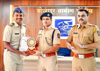 पोलीस हवालदार अमृत खेडकर यांचा उत्कृष्ट कामगिरीबद्दल सन्मान 6 पोलीस हवालदार अमृत खेडकर यांचा उत्कृष्ट कामगिरीबद्दल सन्मान
