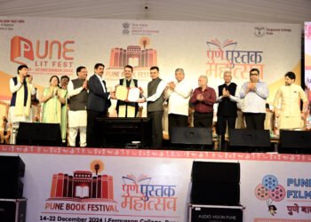 वाचन संस्कृती जिवंत ठेवणे काळाची गरज – मुख्यमंत्री फडणवीस 4 वाचन संस्कृती जिवंत ठेवणे काळाची गरज – मुख्यमंत्री फडणवीस