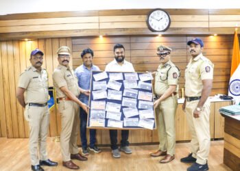 जप्त केलेले १८ लाखांचे मोबाईल दुकानदाराला परत 4 जप्त केलेले १८ लाखांचे मोबाईल दुकानदाराला परत