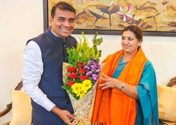 राज्यमंत्री माधुरी मिसाळ यांचा सन्मान 3 राज्यमंत्री माधुरी मिसाळ यांचा सन्मान