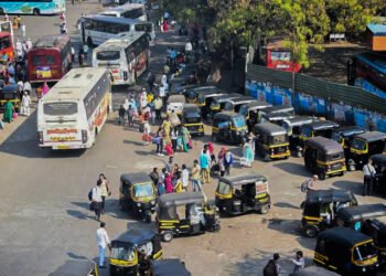 वाहनचालकांच्या बेशिस्तीमुळे स्वारगेट चौकाला कोंडीचे ग्रहण