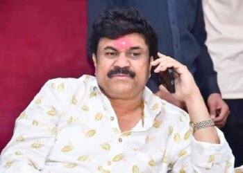 मोस्ट वॉन्टेड वाल्मिक कराड अखेर सीआयडीला शरण : म्हणाला, "तर शिक्षा भोगायला तयार" 1 मोस्ट वॉन्टेड वाल्मिक कराड अखेर सीआयडीला शरण : म्हणाला, “तर शिक्षा भोगायला तयार”