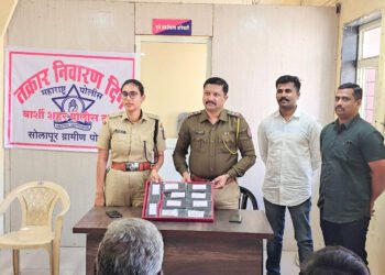 बार्शी शहर पोलीस ठाणे मार्फत तक्रार निवारण दिनानिमित्त २४ मोबाईल तक्रारदारांना सुपूर्द