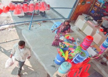 बार्शीच्या व्यापाऱ्यास बनावट सोने देऊन १० लाखांची फसवणूक