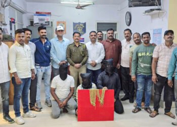 बार्शी पोलीसांची उल्लेखनीय कामगिरी: बनावट सोने विकणाऱ्या टोळीचा पर्दाफाश 6 बार्शी पोलीसांची उल्लेखनीय कामगिरी: बनावट सोने विकणाऱ्या टोळीचा पर्दाफाश