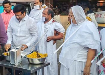 प. पू. गणेशलालजी म. सा. यांच्या पुण्यतिथीनिमित्त ७५०० गरजूंना अन्नदान 2 प. पू. गणेशलालजी म. सा. यांच्या पुण्यतिथीनिमित्त ७५०० गरजूंना अन्नदान