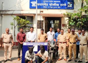 अपघाताचा बहाणा करून कारचालकाला लुटणाऱ्या दोघांना अटक