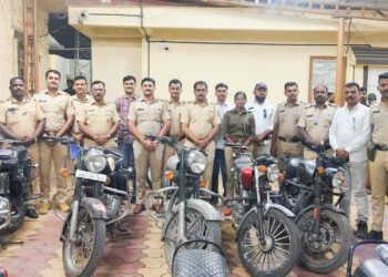 कर्णकर्कश आवाजाच्या सायलेन्सर लावलेल्या बुलेटवर कारवाई 1 कर्णकर्कश आवाजाच्या सायलेन्सर लावलेल्या बुलेटवर कारवाई