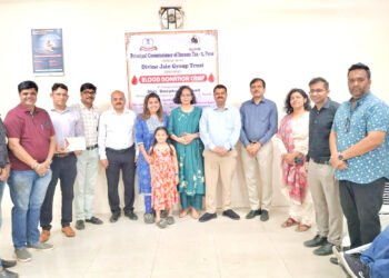 प्रधान आयकर आयुक्त-2 व डिवाइन जैन ग्रुप यांच्या विद्यमाने रक्तदान शिबिराचे आयोजन 4 प्रधान आयकर आयुक्त-2 व डिवाइन जैन ग्रुप यांच्या विद्यमाने रक्तदान शिबिराचे आयोजन