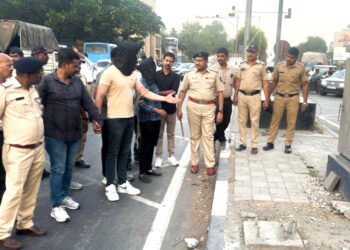 भर रस्त्यात लघुशंका करणाऱ्याची काढली धिंड