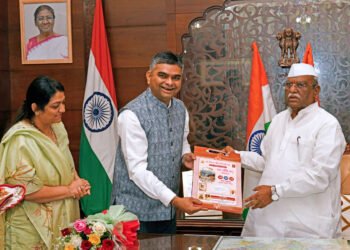 राज्यपाल को आमंत्रण देने हेतु मोदी दांपति की विशेष भेंट 1 राज्यपाल को आमंत्रण देने हेतु मोदी दांपति की विशेष भेंट