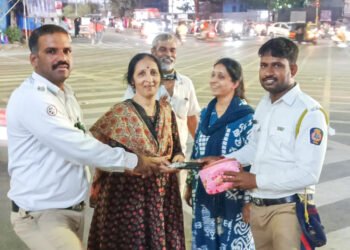 रिक्षात गहाळ झालेली पर्स पोलिसांच्या मदतीने परत