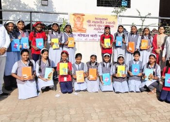 शालेय विद्यार्थ्यांना मोफत वही वाटपाचा उपक्रम 8 शालेय विद्यार्थ्यांना मोफत वही वाटपाचा उपक्रम