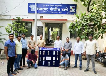 बसस्थानक परिसरात मोबाईल चोरणारे चोरटे गजाआड