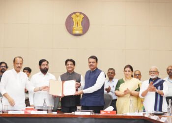 यशस्वी कामगिरीबद्दल मुख्यमंत्र्यांच्या हस्ते पीएमआरडीएच्या महानगर आयुक्तांचा गौरव