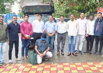 अफूच्या बोंडाचा चुरा बाळगणारा तरुण जेरबंद