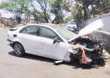 मर्सिडीज कार नवले पुलावरून सर्व्हिस रोडवर कोसळली