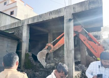 पुण्यात घरावर बुलडोझर कारवाई