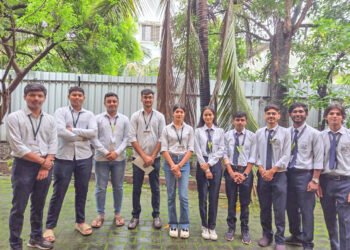 विद्यार्थ्यांची ‘आधार’ चॅरिटेबल आश्रमला भावनिक भेट