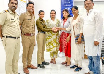 पालखी सोहळ्यात सापडलेली १० तोळ्यांची सोन्याची चैन केली परत