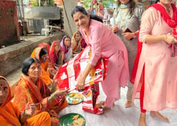 अनिल भन्साळी परिवाराकडून २,००० वारकऱ्यांनारेनकोट आणि पाण्याच्या बाटल्यांचे वाटप