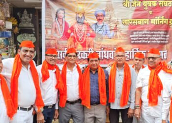 संत तुकाराम-ज्ञानेश्वर पालखी सोहळ्यात वारकऱ्यांना जीवनोपयोगी वस्तूंचे वाटप