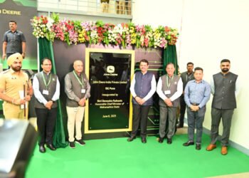 ’जॉन डिअर’ने महाराष्ट्रात स्मार्ट मशिन्स तयार करून जगात निर्यात करावे : देवेंद्र फडणवीस