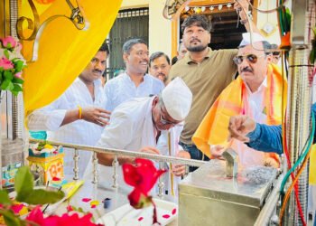 माऊलींच्या पालखीचे भूम शहरात भाविकांनी घेतले मनोभावे दर्शन 9 माऊलींच्या पालखीचे भूम शहरात भाविकांनी घेतले मनोभावे दर्शन