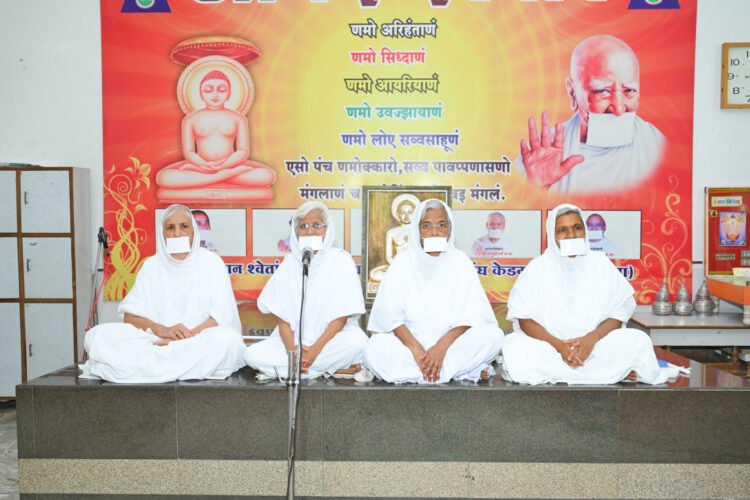 चातुर्मासनिमित्त प. पू. सन्मतिजी म. सा. आदी ठाणा ४ यांचे केडगाव जैन स्थानकात आगमन 1 11 7 25 4