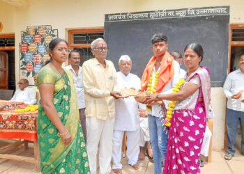 गुणवंत विद्यार्थी आणि माजी मुख्याध्यापकांचा भगवंत विद्यालयात सत्कार सोहळा