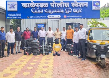 तो केवळ पंक्चरच्या दुकानाचे कुलूप तोडून दुचाकीचे नवीन टायर चोरून नेत होता