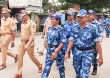 सण-उत्सव आणि निवडणुकांच्या पार्श्वभूमीवर बार्शी शहरात RAF चा प्रभावी रूट मार्च