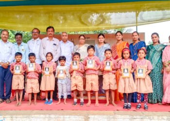 नायगाव येथील शाळेत ओमप्रकाश पोकर्णा यांच्या माध्यमातून वह्या वाटप 10 नायगाव येथील शाळेत ओमप्रकाश पोकर्णा यांच्या माध्यमातून वह्या वाटप