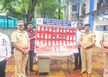 ६ लाखांचे हरविलेले ५० मोबाईल मुळ मालकांना परत 7 ६ लाखांचे हरविलेले ५० मोबाईल मुळ मालकांना परत