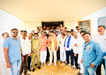 भुम येथे केंद्रीय मंत्री रामदास आठवले यांचा नगराध्यक्ष गाढवे यांच्याकडून सत्कार 6 भुम येथे केंद्रीय मंत्री रामदास आठवले यांचा नगराध्यक्ष गाढवे यांच्याकडून सत्कार