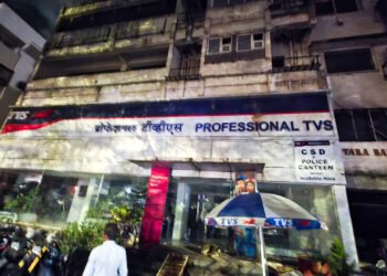 टी व्हीएस सर्व्हिस सेंटरला भीषण आग